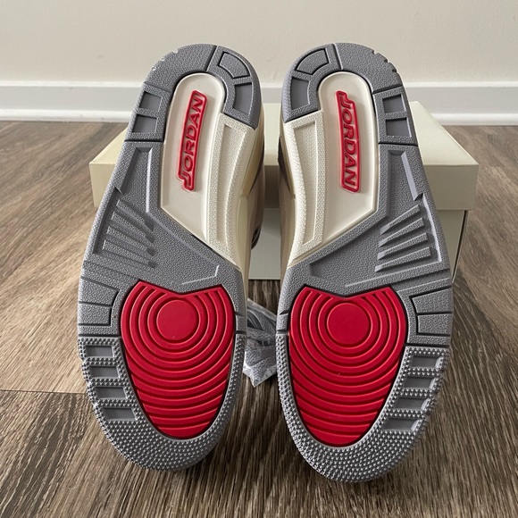 Air Jordan 3 retro SE
Sz 8 - Picture 3 of 4